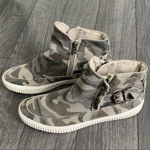 Blowfish Malibu Camouflage Sneakers, Sz 10